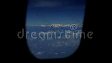 在<strong>雪山</strong>和云层上形成一个<strong>飞机</strong>窗口的视图。